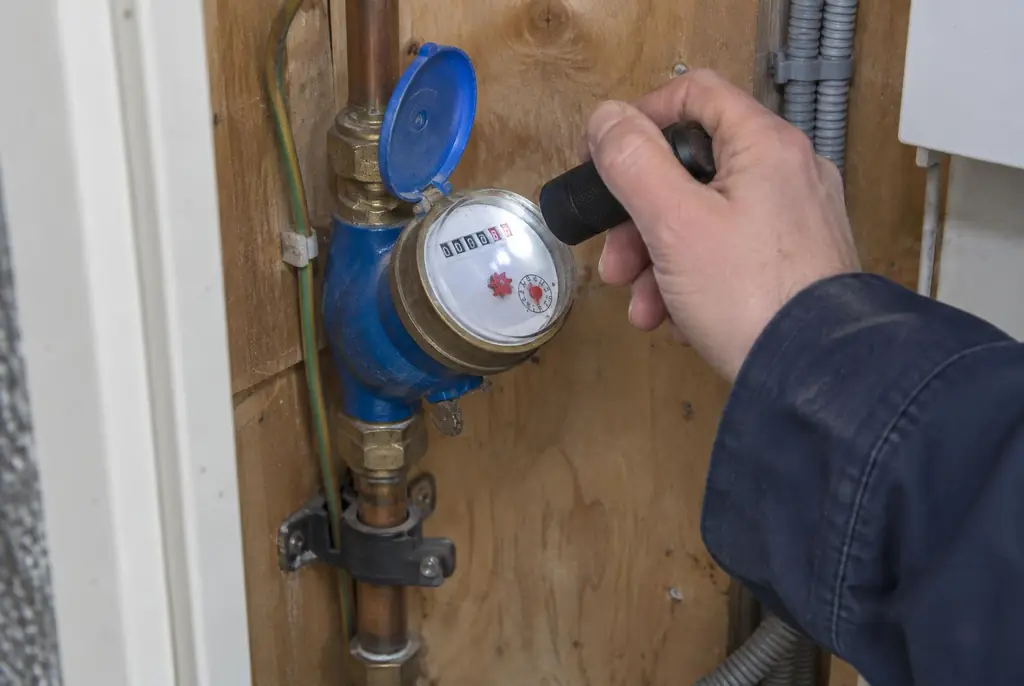 Lekdetectie Austerlitz – watermeter in de meterkast controleren met een zaklamp
